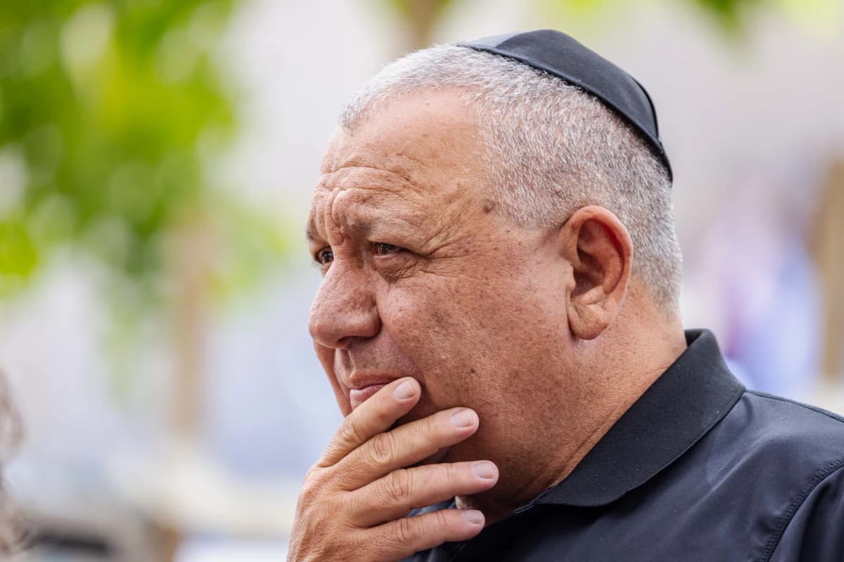סקר מנדטים חדש: איזנקוט מזנק למספר שיא, גוש הימין יורד