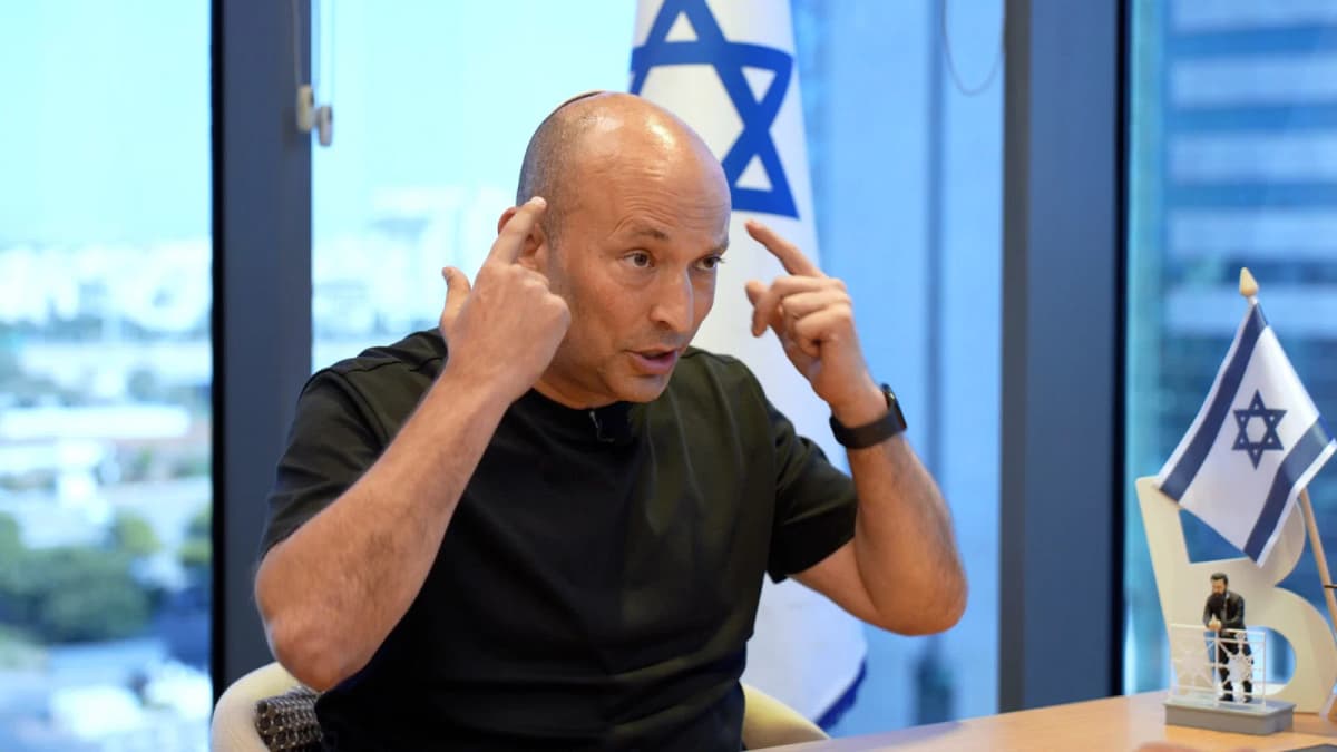שבוע לפני הבחירות: בנט אמר "תתבעו אותי", ההורים השכולים נענו לאתגר
