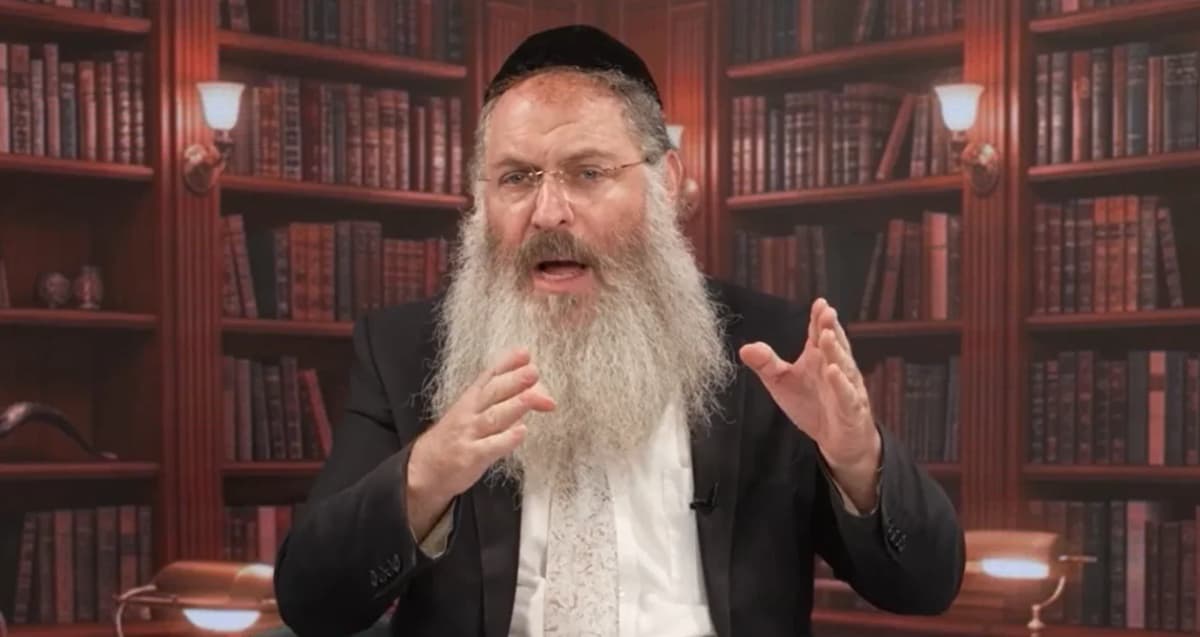 מי שצריך לחזור על תפילת שמונה עשרה - האם צריך להתפלל במניין? • צפו