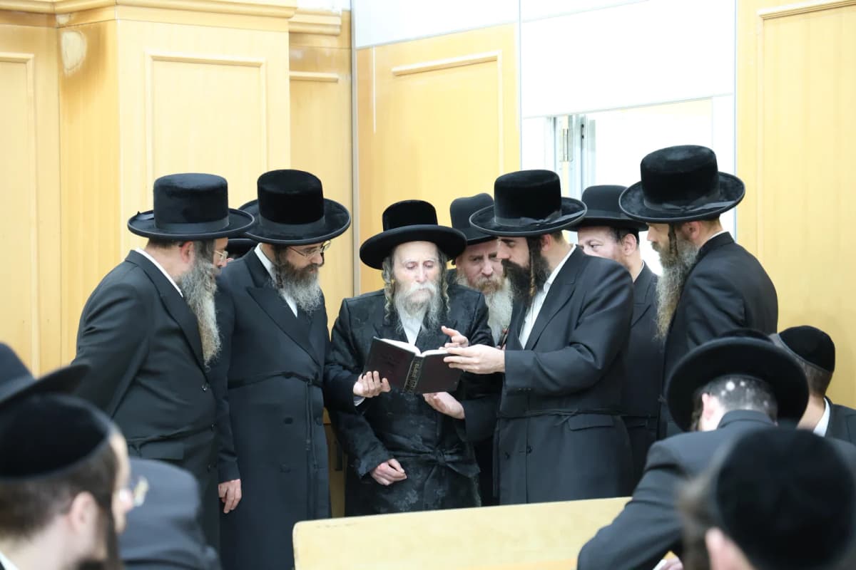 הרבי התרגש והופיע בהדרו לחזות מקרוב בהצלחתם של בחורי החמד