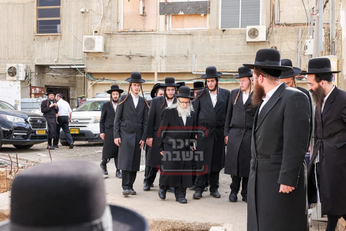 העתיר שעות ארוכות; הרבי מאמשינוב פקד את הציון של חותנו זצ"ל בבני ברק