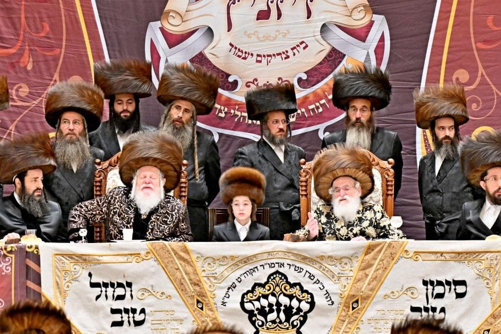 מחבישת הקאלפיק ועד להנחת תפילין; שמחת בר המצווה לנכד האדמו"רים מויז'ניץ ופרמישלאן