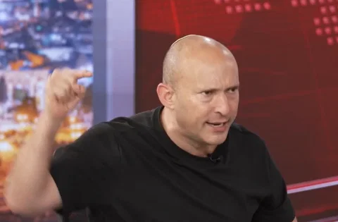 "לאריה דרעי אין אלוקים, אני יותר דתי ממנו!" | נפתלי בנט מתפוצץ באולפן 'כיכר'