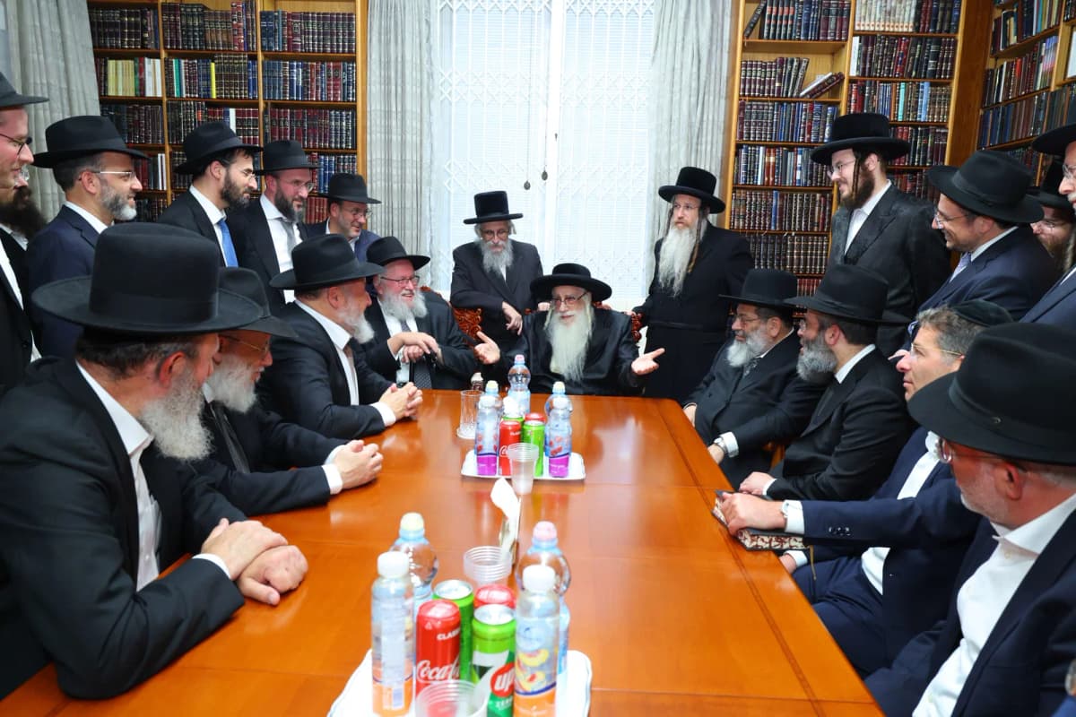 במעון הקודש; ראשי הישיבות האמריקאים בביקור אצל האדמו"ר מצאנז