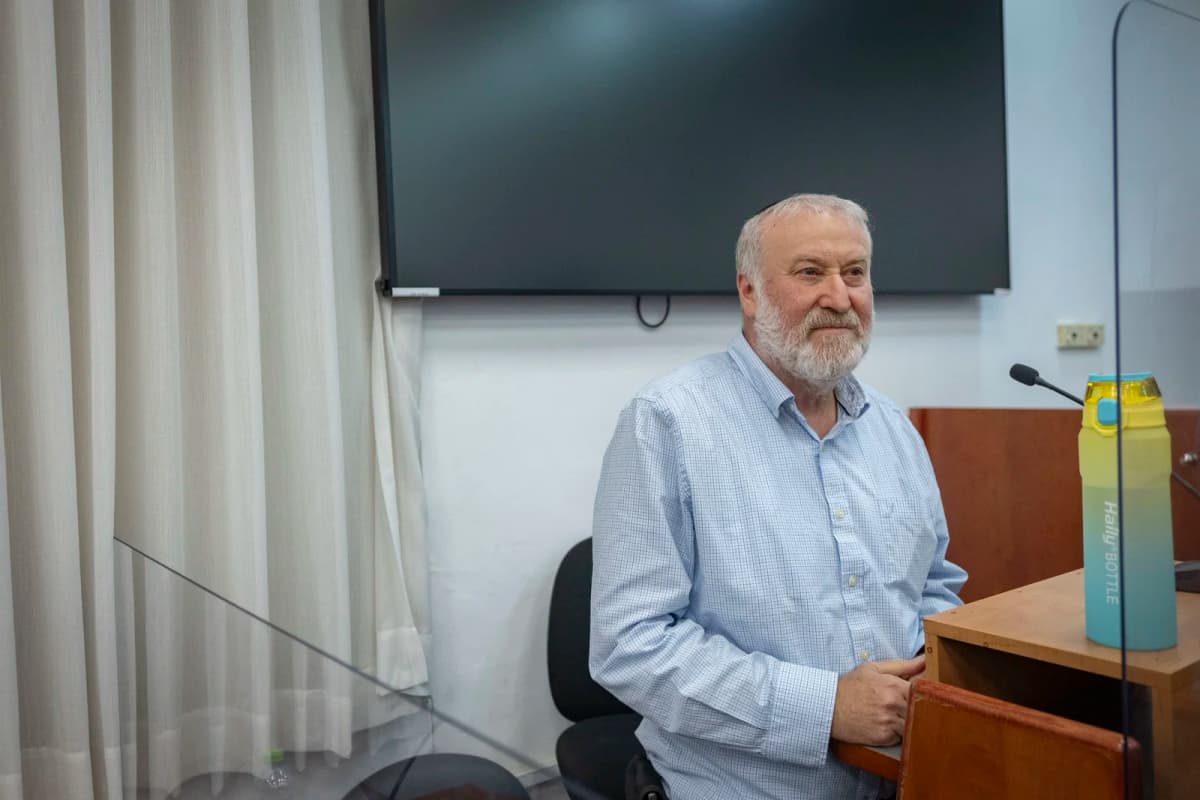 אביחי מנדלבליט על בן כספית במשפט נתניהו: "הוא מפעיל את המשטרה"
