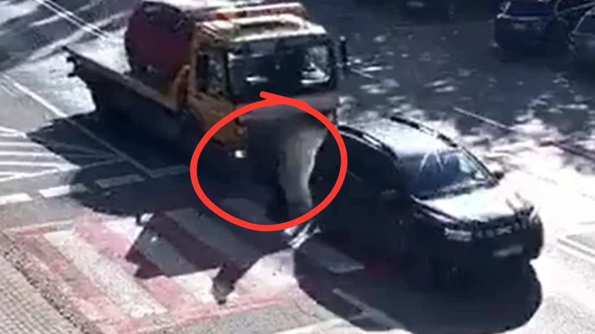 בשנייה האחרונה: כך ניצל הולך הרגל מהתנגשות קטלנית | צפו