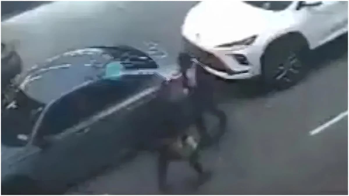 מזעזע: מגיחה מאחות, דוקרת את החסיד בלב הרחוב הסואן - ובורחת