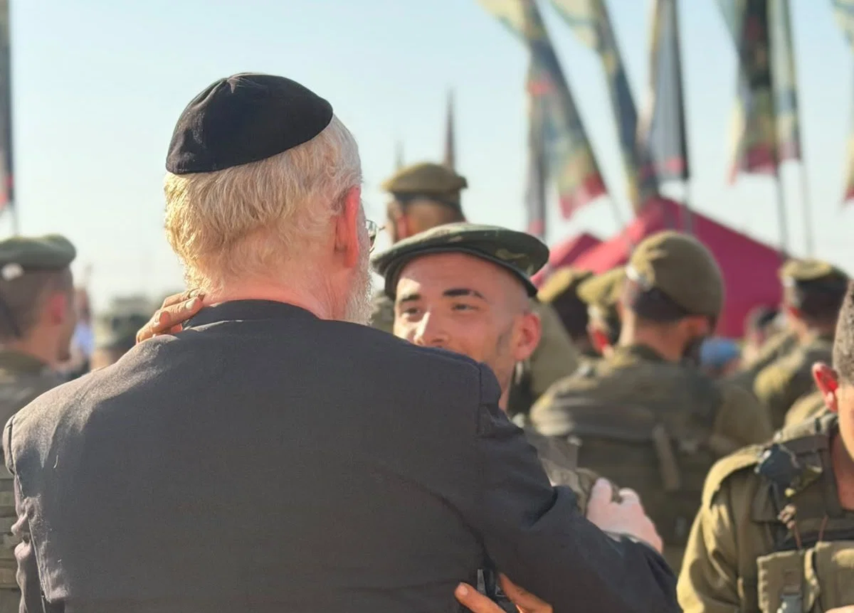 "יש לי בן בצבא ובן בישיבה וכל אחד מהם מגן על השני בדרכו"
