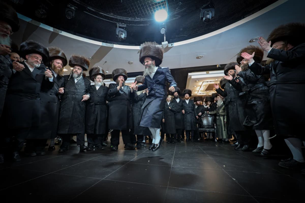 צפו; המשפיע פיזז טפח מעל אדמת החולין בנישואי בנו