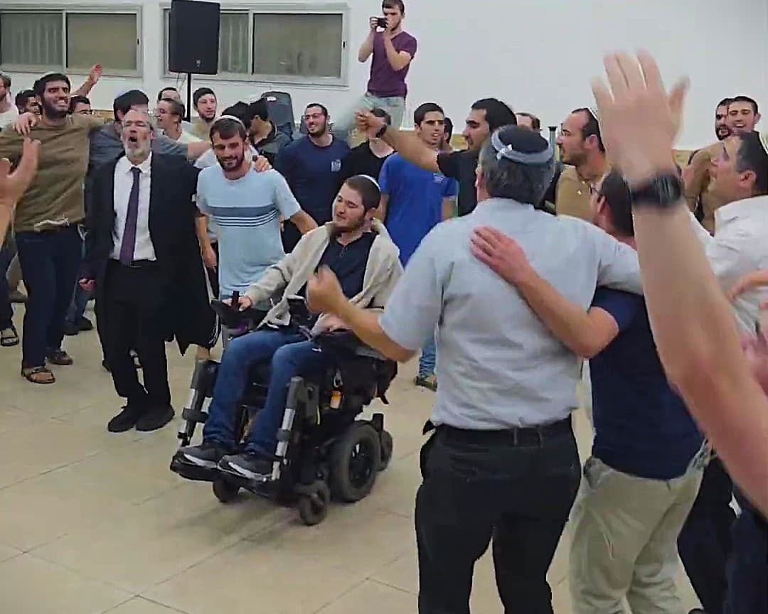 Wounded Hesder Student Returns to Yeshiva after Two Years of Rehab | WATCH