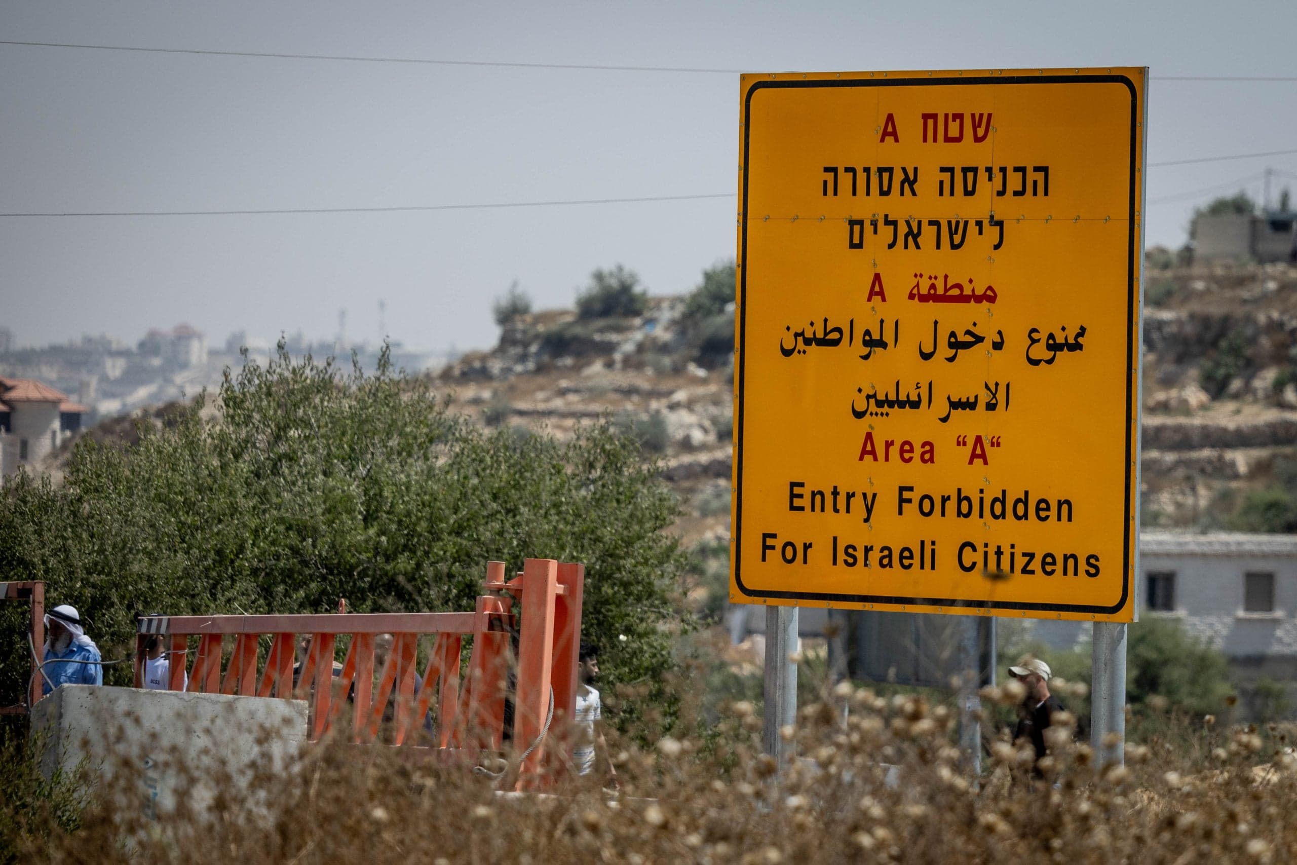 עימות חריג: ישראלים נכנסו לשכם והשחיתו בית קברות, אבנים יודו לעברם