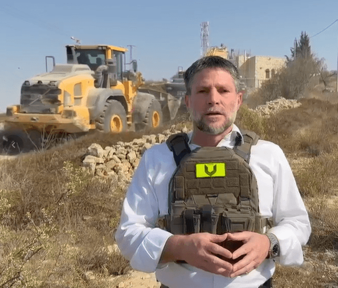 הכלים בשטח: סמוטריץ' מלווה הריסות בתים בזירת הפיגוע