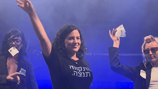 קראה לצאת להצביע: נעמה לזימי הפתיעה על הבמה באומן 17