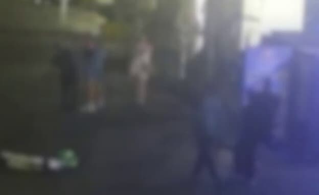 תיעוד התקיפה ההומופובית בתל אביב: חבורה מקיפה את עידן ברחוב - ומכה אותו