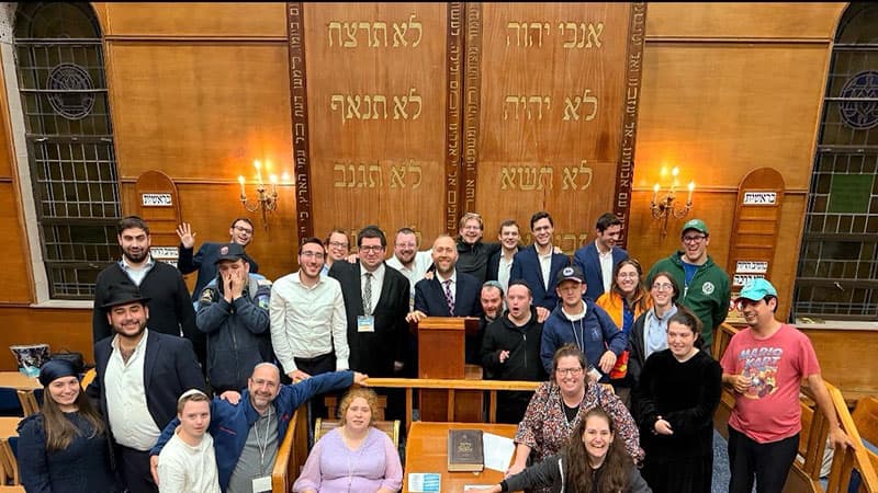 Bach Jewish Center Filled with Song,  Dance, and Riach for Yachad  Simchaton
