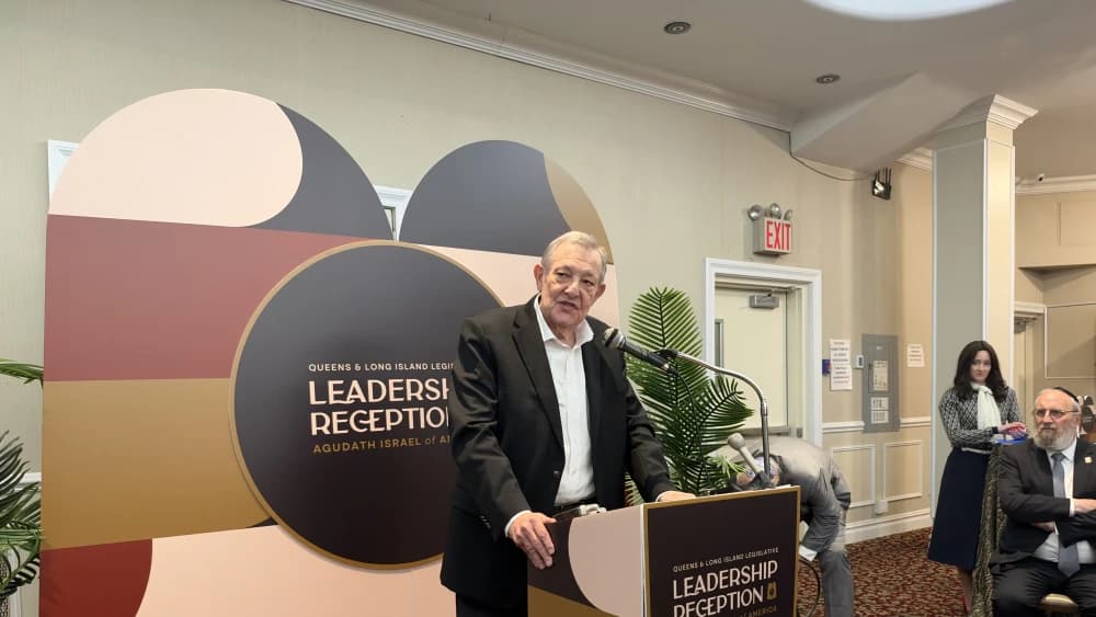 Agudah Honors Tomchei Shabbos of Queens Leader for Decades of Community Service