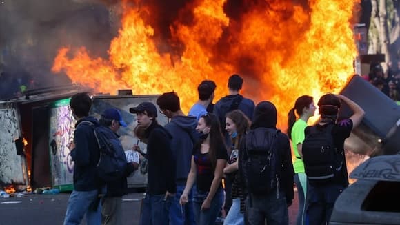 Во Франции вводят локальный комендантский час после массовых беспорядков