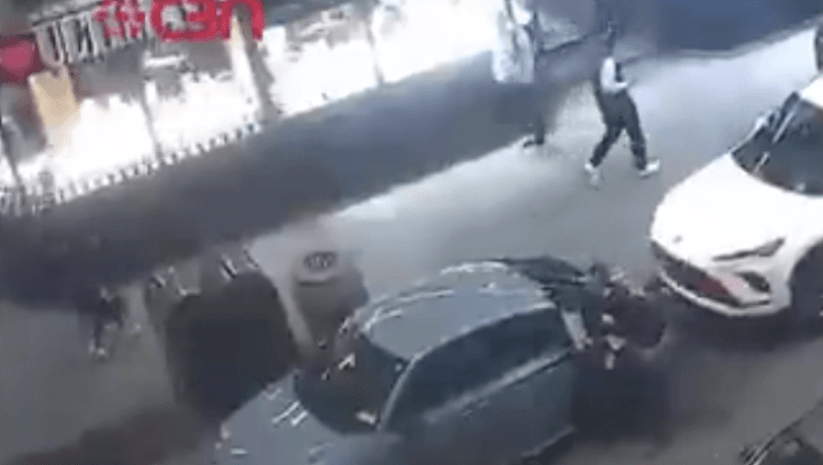 На Манхэттене неизвестная вонзила нож в спину еврею среди бела дня