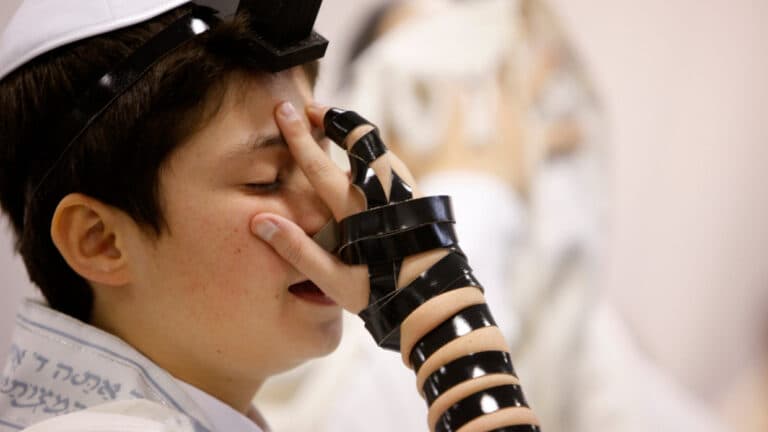 Shas Leader Aryeh Deri Announces Plan to Provide Free Tefillin to Every Bar Mitzvah Boy in Israel