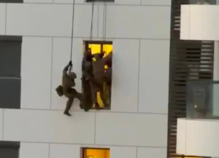 Yamam Officers Rappel From Roof to Rescue Woman Threatening to Jump in Bat Yam
