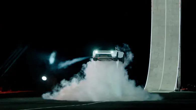 Илон Маск представил Tesla, выполняющую сальто в воздухе
