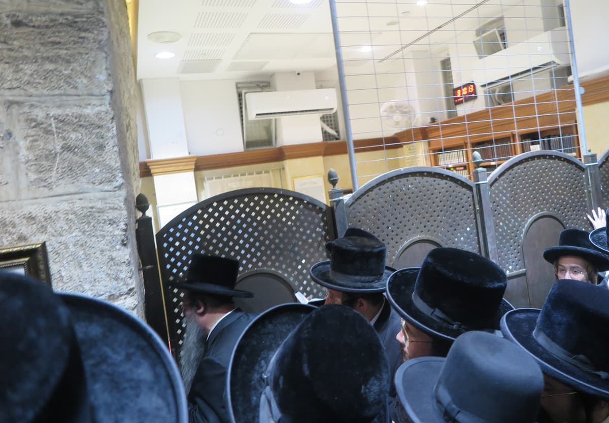 בליל ההילולא: האדמו"ר משבט הלוי פקד את קבר רחל
