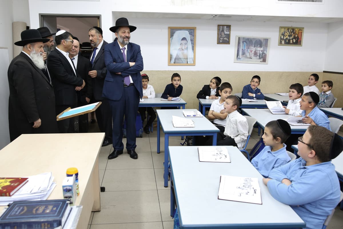 "ילדים בני חמש מבקשים תמונה של הרב עובדיה"