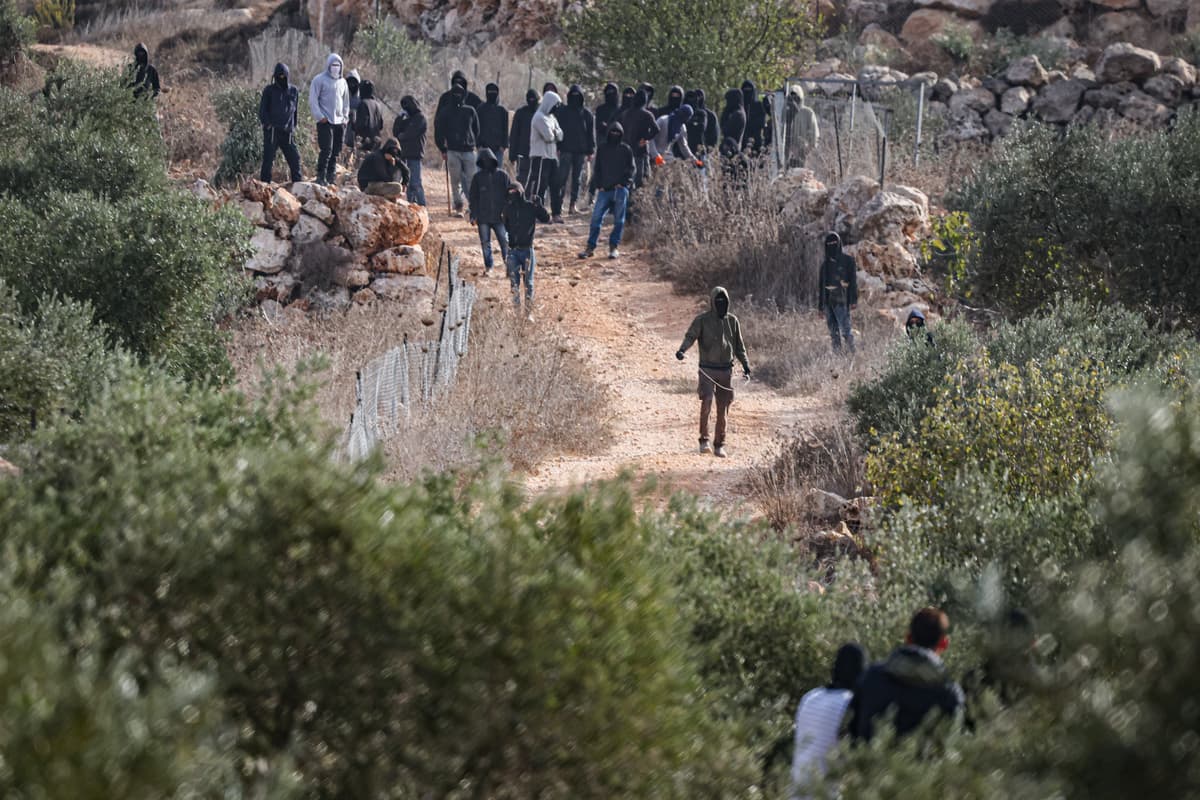 עדות הבת: כ-15 רעולי פנים עם ציציות הפילו אותה לקרקע