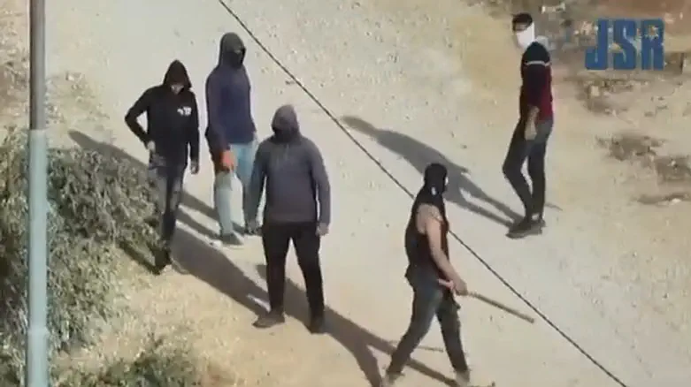 בחסות המסיק: זיקוקים ואבנים לעבר ישראלים בבנימין