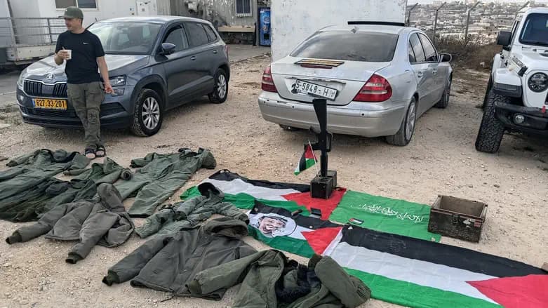 דגל חמאס ולוחיות רישוי גנובות: הבדיקה שהובילה לחשיפת נשק בדורא