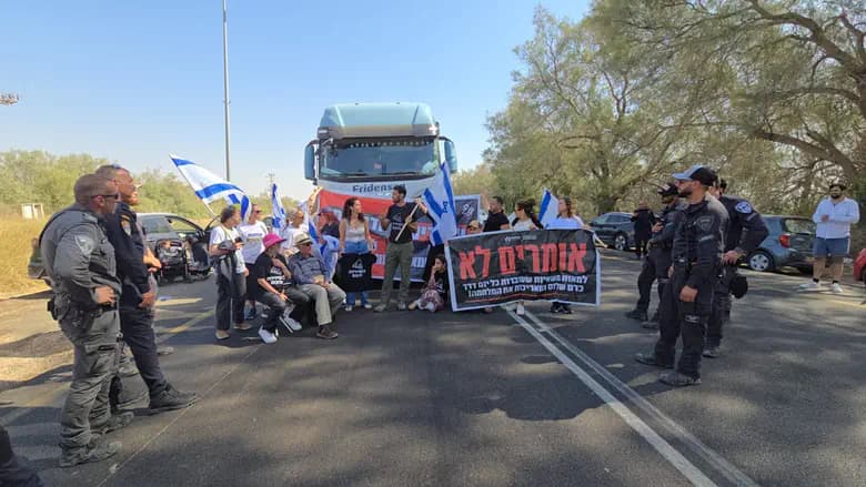עשרות משאיות נעצרו בדרך לעזה: המשטרה פינתה בכוח את המפגינים