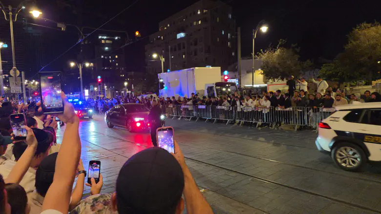 Caught on camera: Bottle thrown at Prime Minister's convoy at Mahane Yehuda Market