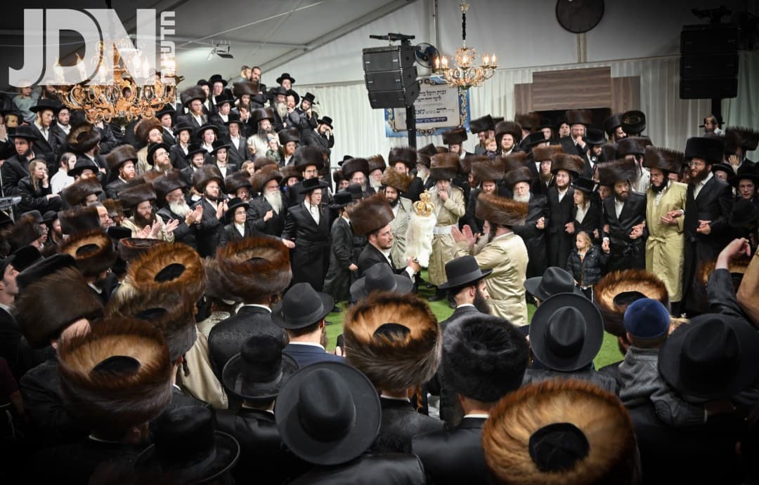 שִׂישׂוּ וְשִׂמְחוּ • הכנסת ספר תורה לביהמ"ד של האדמו"ר מלעלוב