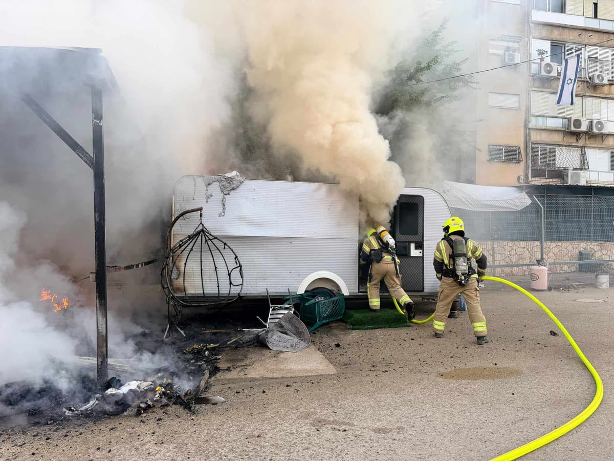 שריפה במגרש רכבים בחדרה: עובד נמלט מקרוואן בוער ללא פגע
