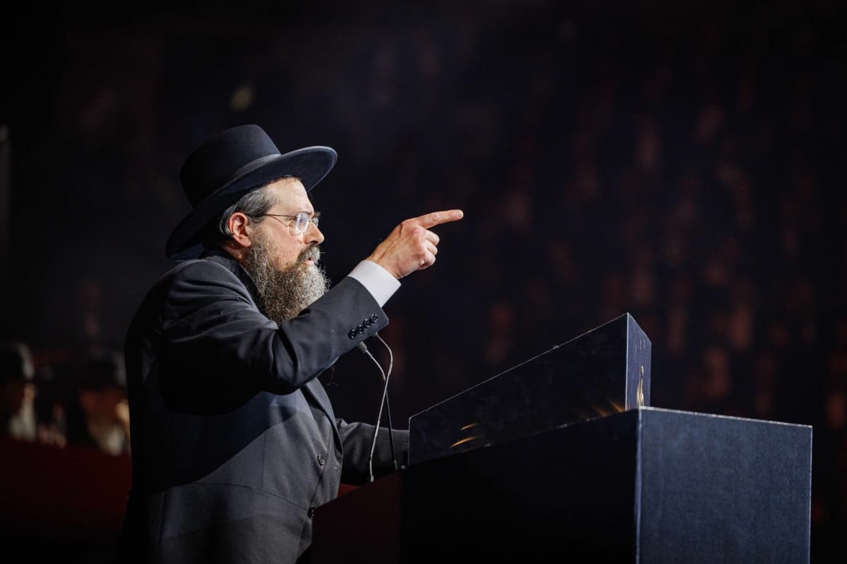מרן ראש ישיבת מיר זועק: "אנו בשעת שמד, ס"ת בוערים, בני התורה נתונים למרמס"