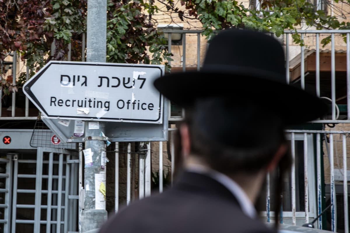 הדרמה בנתב"ג: 27 חב"דניקים הסכימו להתגייס, 15 נשלחו לכלא