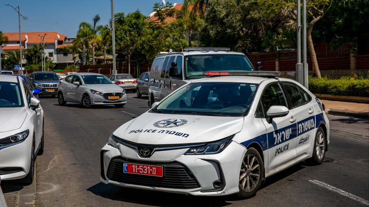 במוט עץ וקסדה: פעילי הדמוקרטים הותקפו בידי רוכב קורקינט