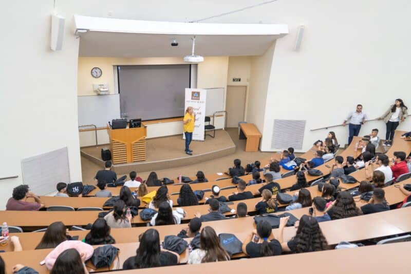 פותחים שנה בהרצליה: אלפי סטודנטים חוזרים לקמפוס – ואלה ההנחות שמחכות להם בעיר