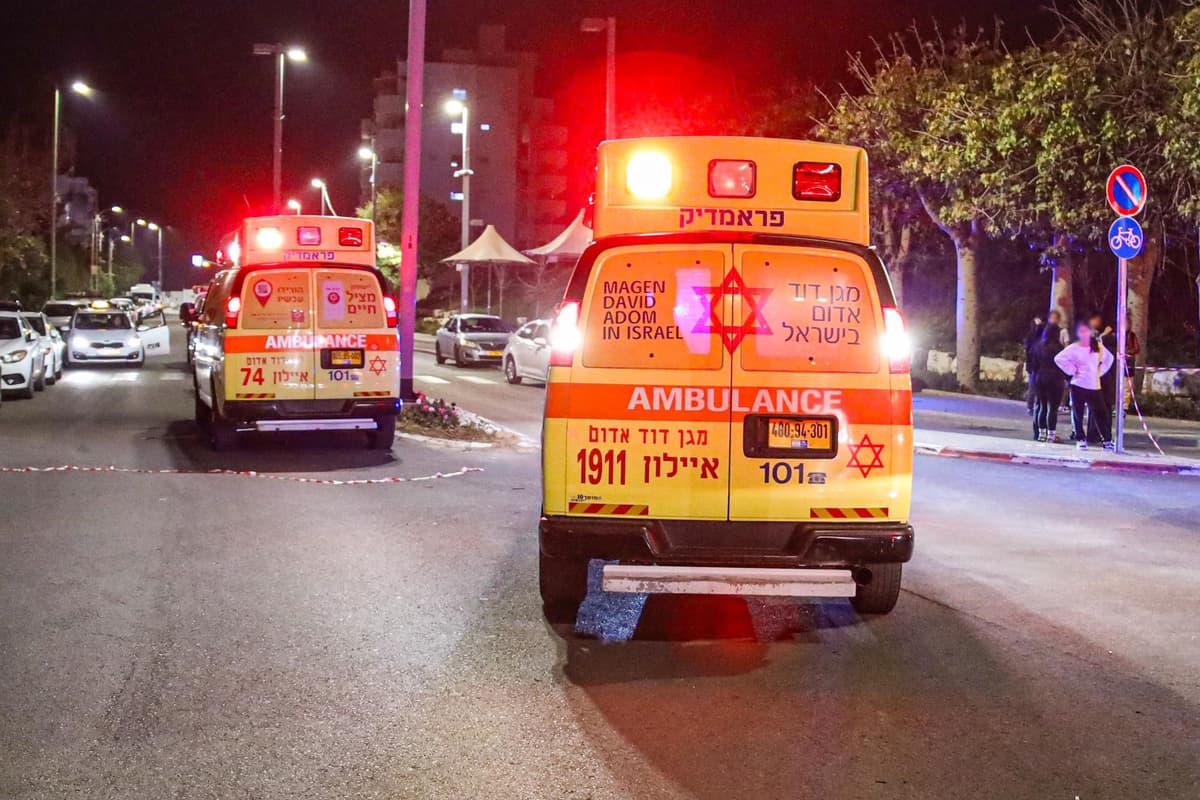 בן 78 נפצע מנפילת גובה בלוד