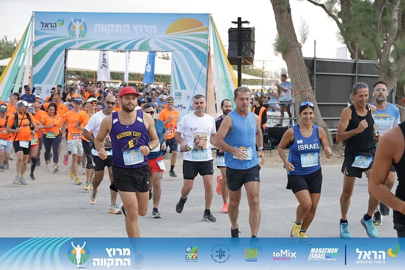 שלוש שנים אחרי 7 באוקטובר: אלפי רצים מילאו את השדות סביב קיבוץ בארי