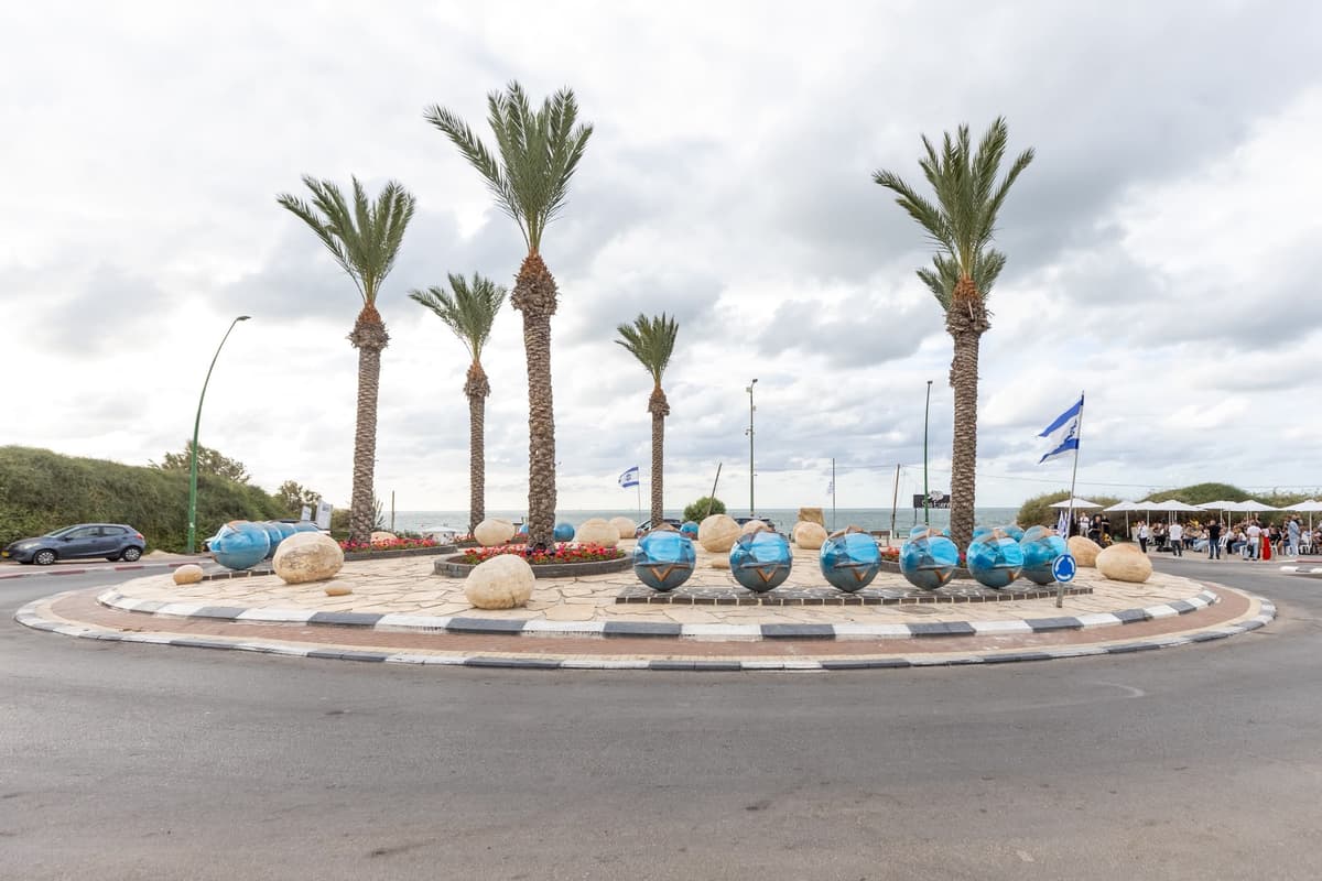 24 כדורי זיכרון מול הים: אשקלון חנכה כיכר חדשה להנצחת הנרצחים