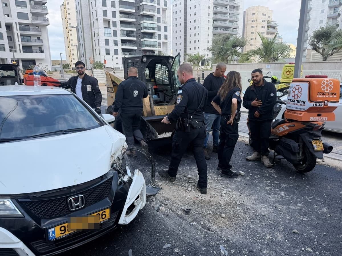 חולון: נהג כבן 20 נפצע קל בתאונה בין רכב לכלי הנדסי
