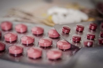 О скрытой угрозе популярных таблеток предупредили врачи