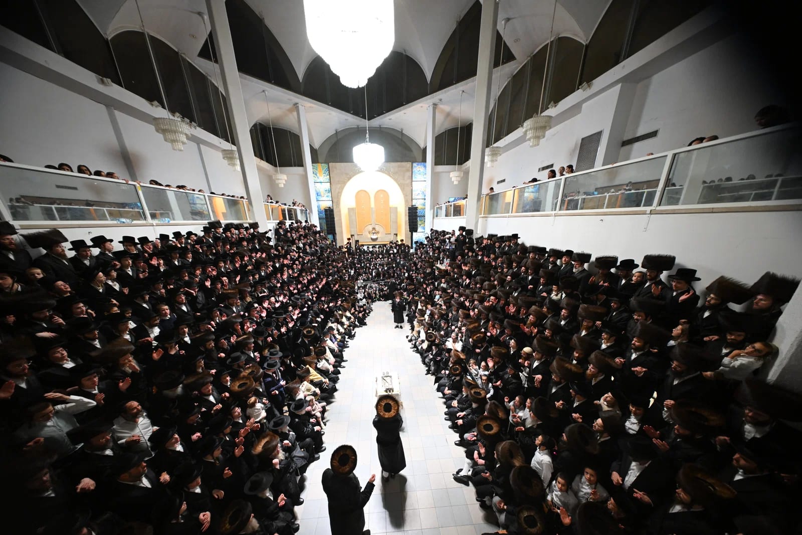 טוֹב לְהֹדוֹת לַה'; גיבור הטיסה מדובאי הגיע ל'נדבורנה' לברך הגומל