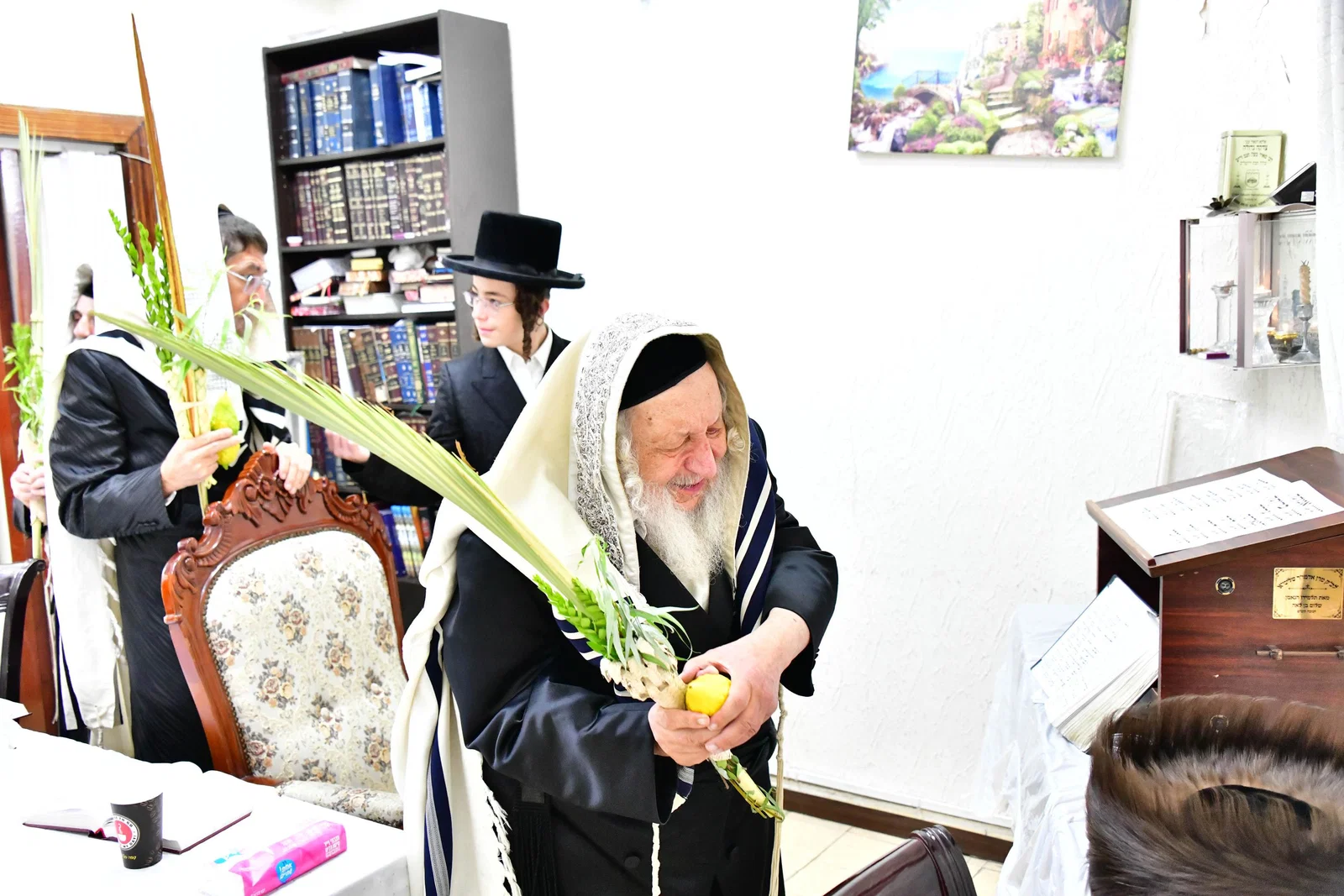 לצד בנו הפוסק; זקן אדמו"רי בני ברק בנטילת ארבעת המינים