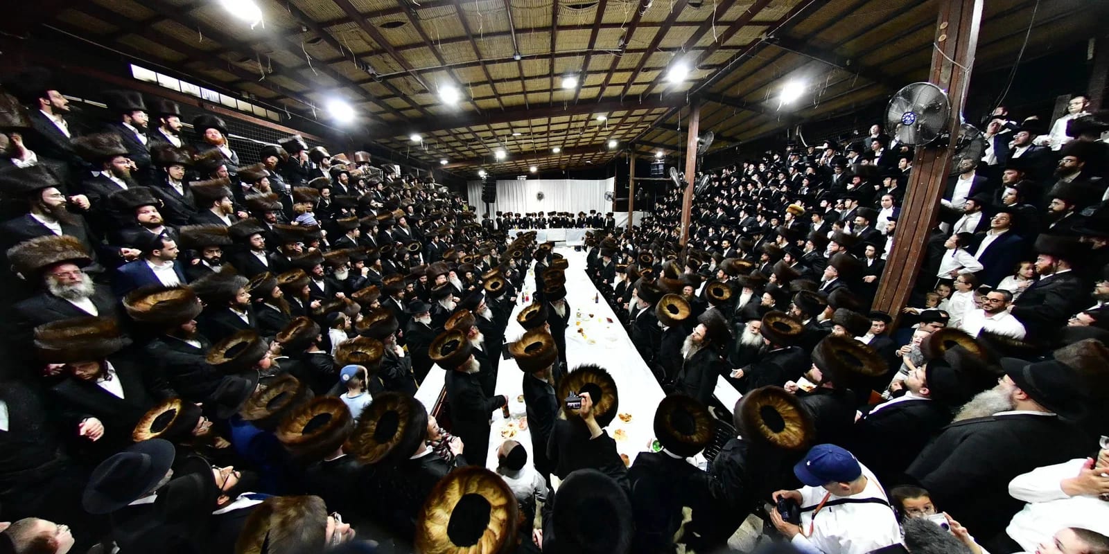 יַעֲקֹב שְׁלֵימָתָא | הרבי מנדבורנה הלהיב את החסידים בליל האושפיזין של אביו זצ"ל