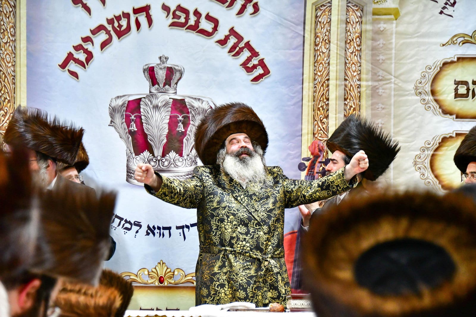 טפח טפחיים מעל קרקע החולין: שעות של התעלות בשמחת החג בזוטשקא
