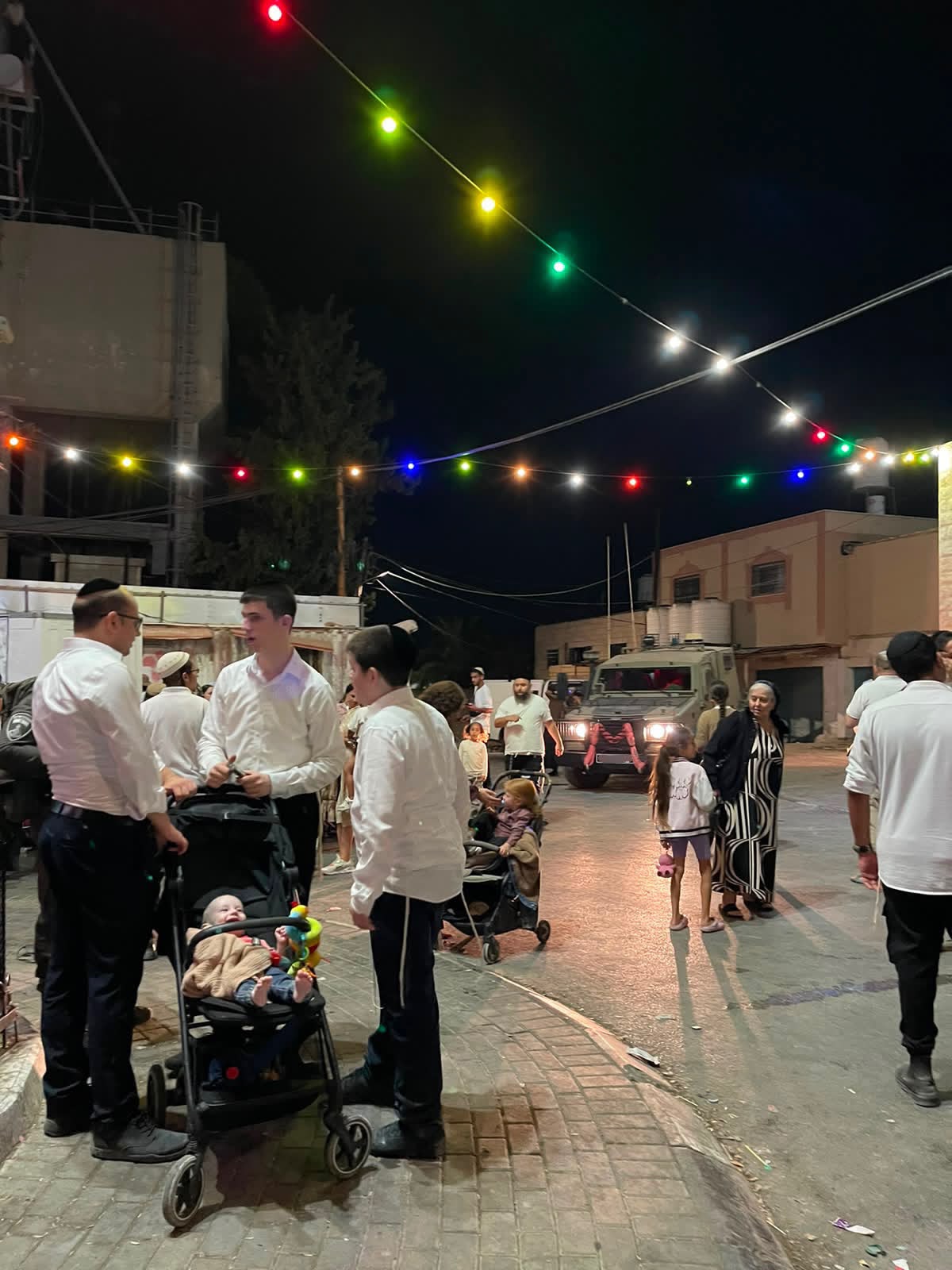 בלב הכפר העוין: חרדים תועדו בקבריהם של יהושע וכלב - באישור הצבא