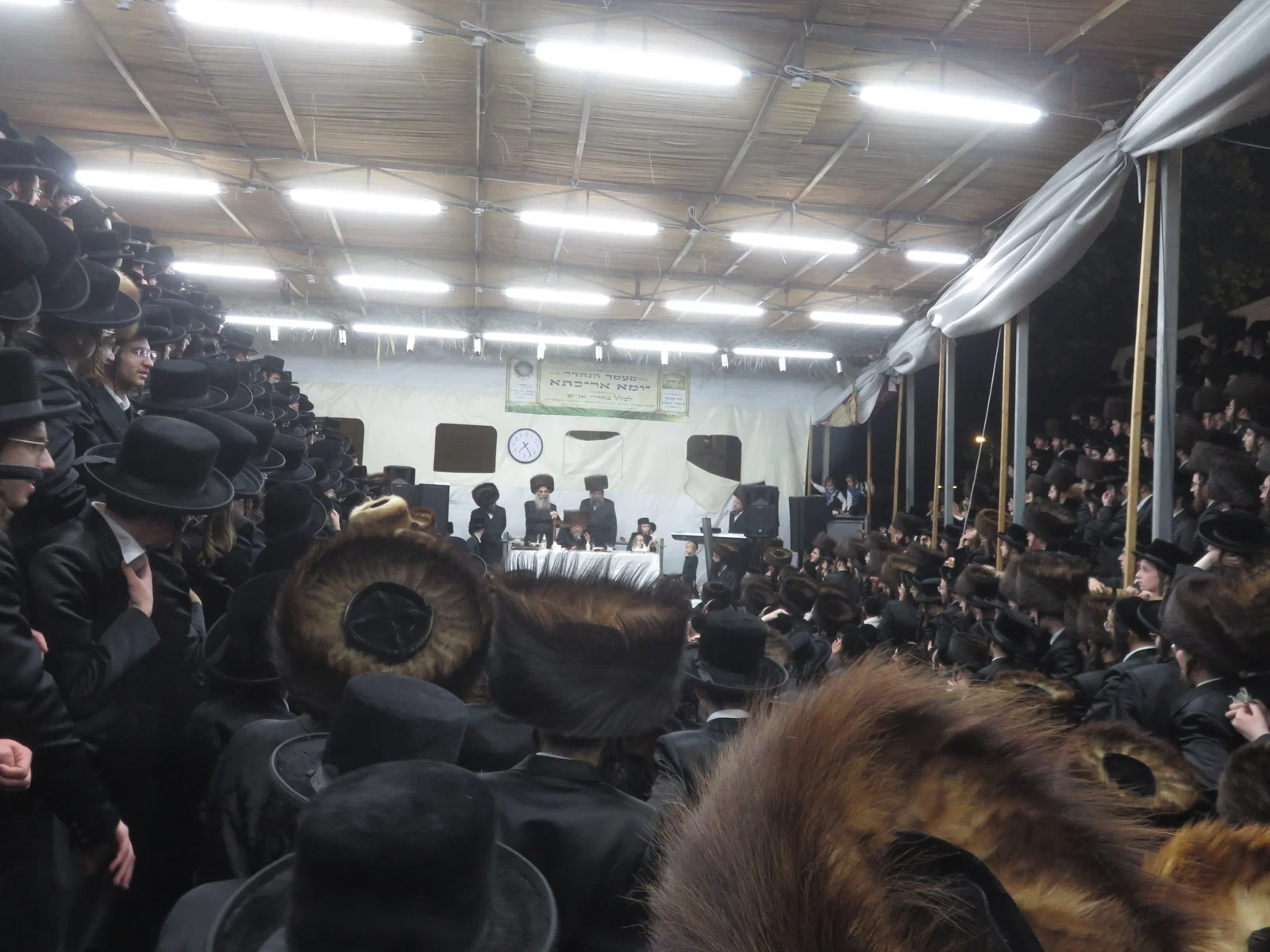 הרבי ערך טיש במשך שש שעות רצופות  - החסידים עמדו על הפארנצעס מחוץ לסוכה