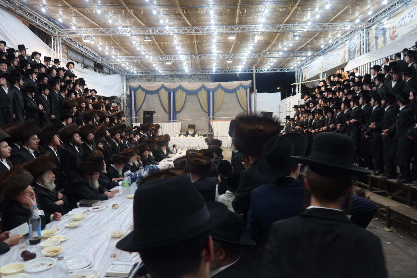 בסוכה הגדולה בירושלים: הרבי מדושינסקיא הלהיב את החסידים בשמחת החג